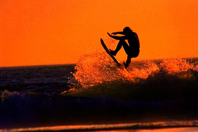 640px-sunset_surfer