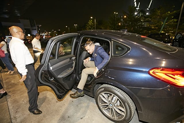 Pereka Joshua Fitton kelihatan chic dan bergaya dengan penampilannya.