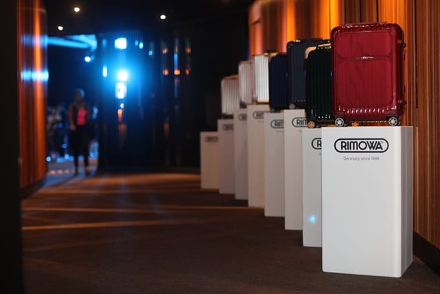 Pameran Rimowa di pintu masuk Apex Lounge.