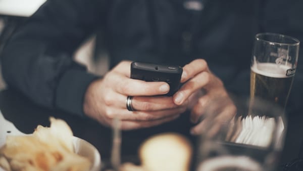 Communication_overload_SOURCE_Splitshire