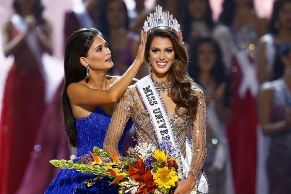 epa05760849 Iris Mittenaere (R) from France is crowned the 65th Miss Universe by her predecessor, Pia Alonzo Wurtzbach (L) from the Philippines during the coronation night of the Miss Universe pageant at the Mall of Asia Arena in Pasay City, south of Manila, Philippines, 30 January 2017. A total of 86 candidates competed for the crown. EPA/ROLEX DELA PENA EPA ROL01 PHILIPPINES MISS UNIVERSE
