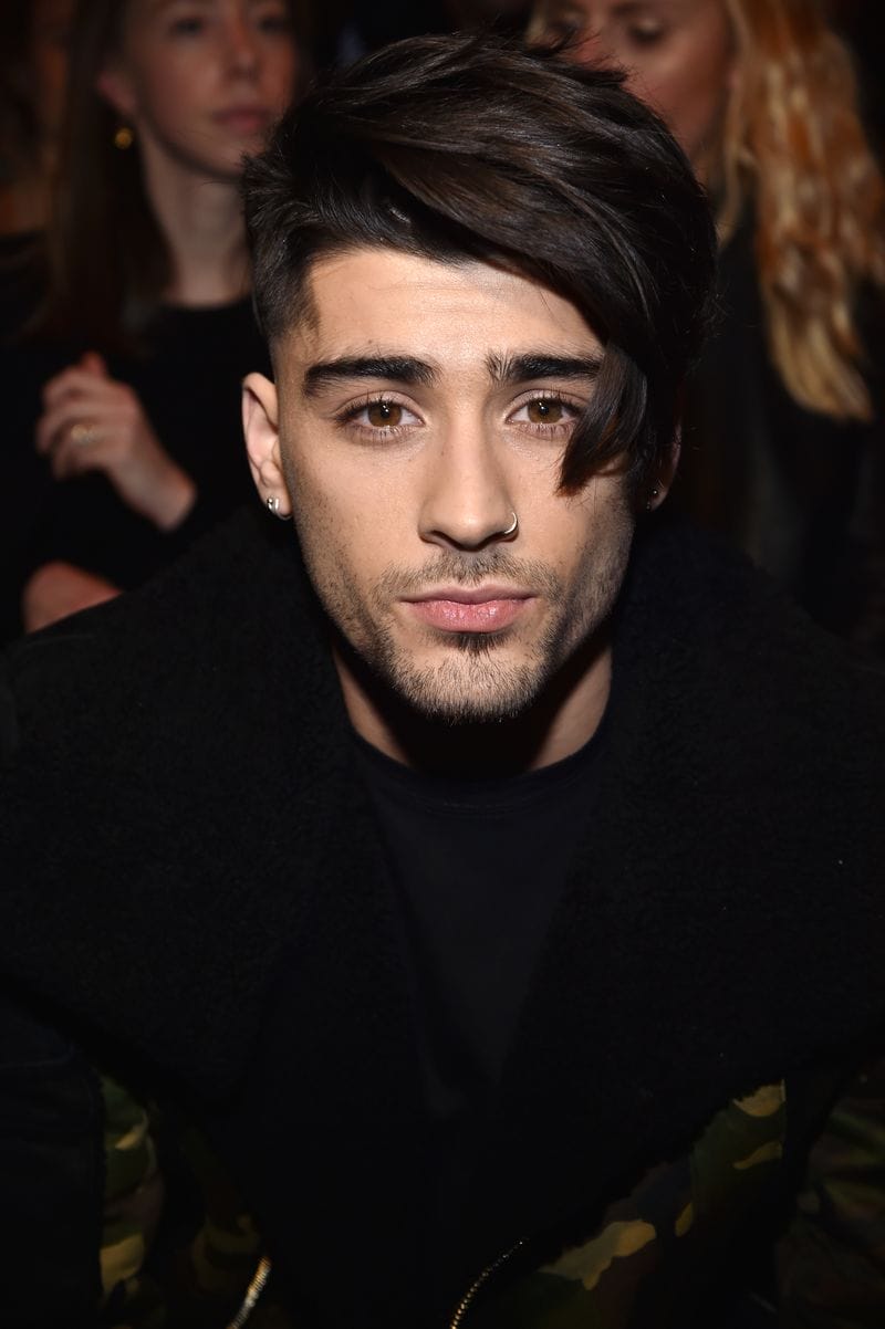 Zayn Malik hadir dengan stail gaya rambut yang baru sewaktu Minggu Fesyen Paris dan rambut Zayn ini menyebabkan netizen dunia bertelagah.