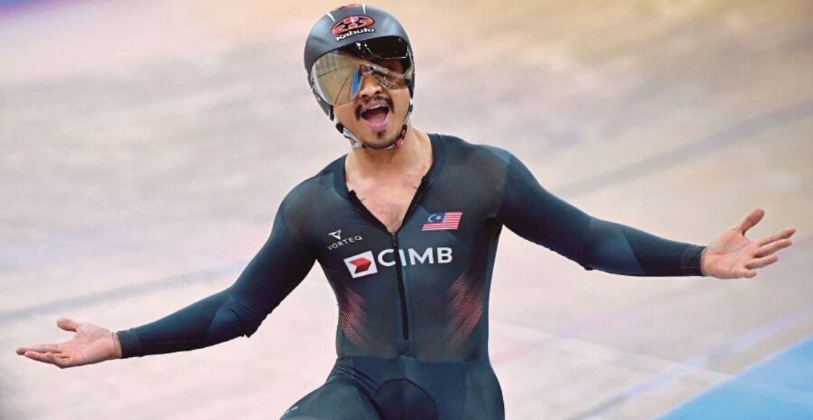 AZIZULHASNI AWANG BERGELAR JUARA PECUT DUNIA