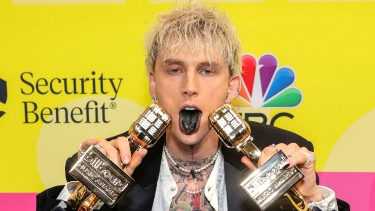 ALASAN MACHINE GUN KELLY MEWARNAKAN LIDAHNYA DENGAN RONA HITAM