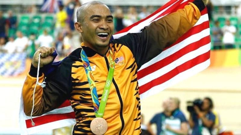 DATUK AZIZULHASNI AWANG MELAKAR SEJARAH SEKALI LAGI