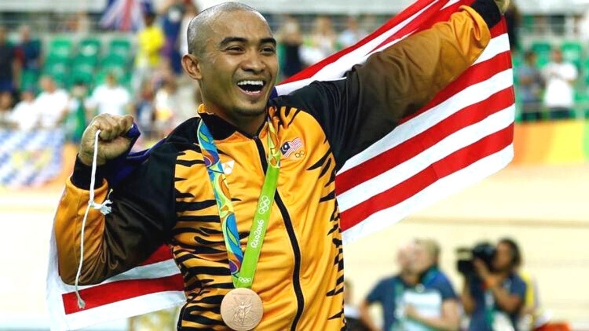 DATUK AZIZULHASNI AWANG MELAKAR SEJARAH SEKALI LAGI