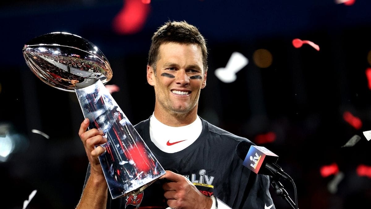 TIGA BULAN BERCERAI, TOM BRADY UMUM BERSARA SEKALI LAGI