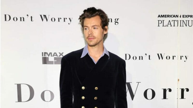 HARRY STYLES BAWAKAN AURA BERTENAGA DALAM PENAMPILAN TERKININYA