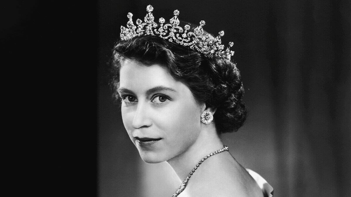 DUA BARANG KEMAS YANG AKAN BERSEMADI BERSAMA RATU ELIZABETH II