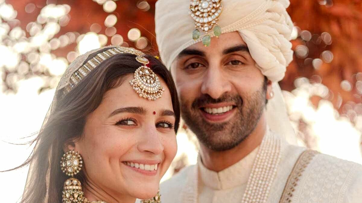 RANBIR KAPOOR & ALIA BHATT TIMANG CAHAYA MATA PERTAMA