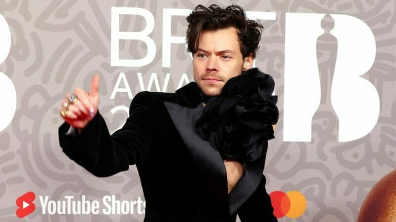 HARRY STYLES DIDAKWA BERCINTA DENGAN PEMPENGARUH FESYEN AUSTRALIA