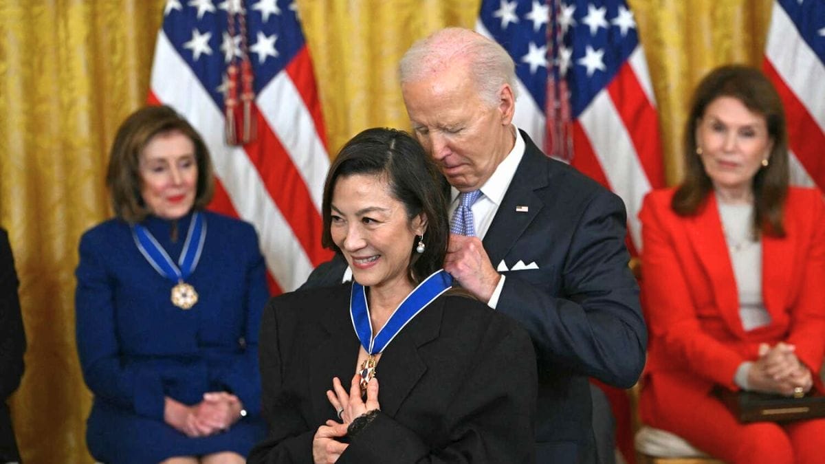 MICHELLE YEOH DIANUGERAHKAN PINGAT KEBEBASAN PRESIDEN AS