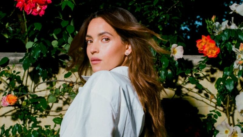 KENALI ADRIA ARJONA, AKTRES HIT MAN & CINTA HATI BARU JASON MOMOA