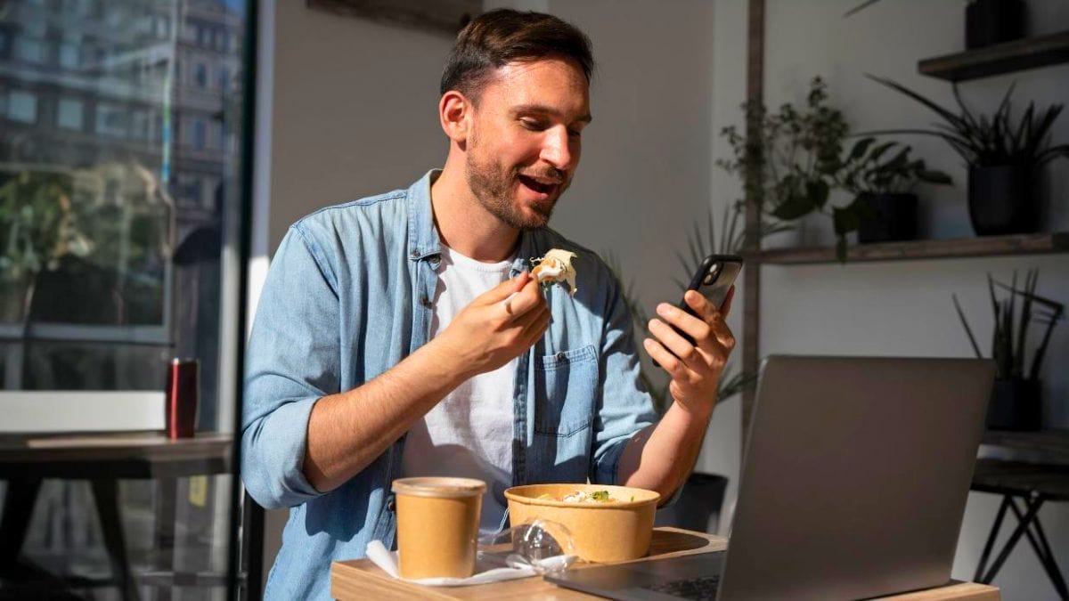 BENARKAH MAKAN SAMBIL BERMAIN TELEFON BOLEH MENINGKATKAN BERAT BADAN?