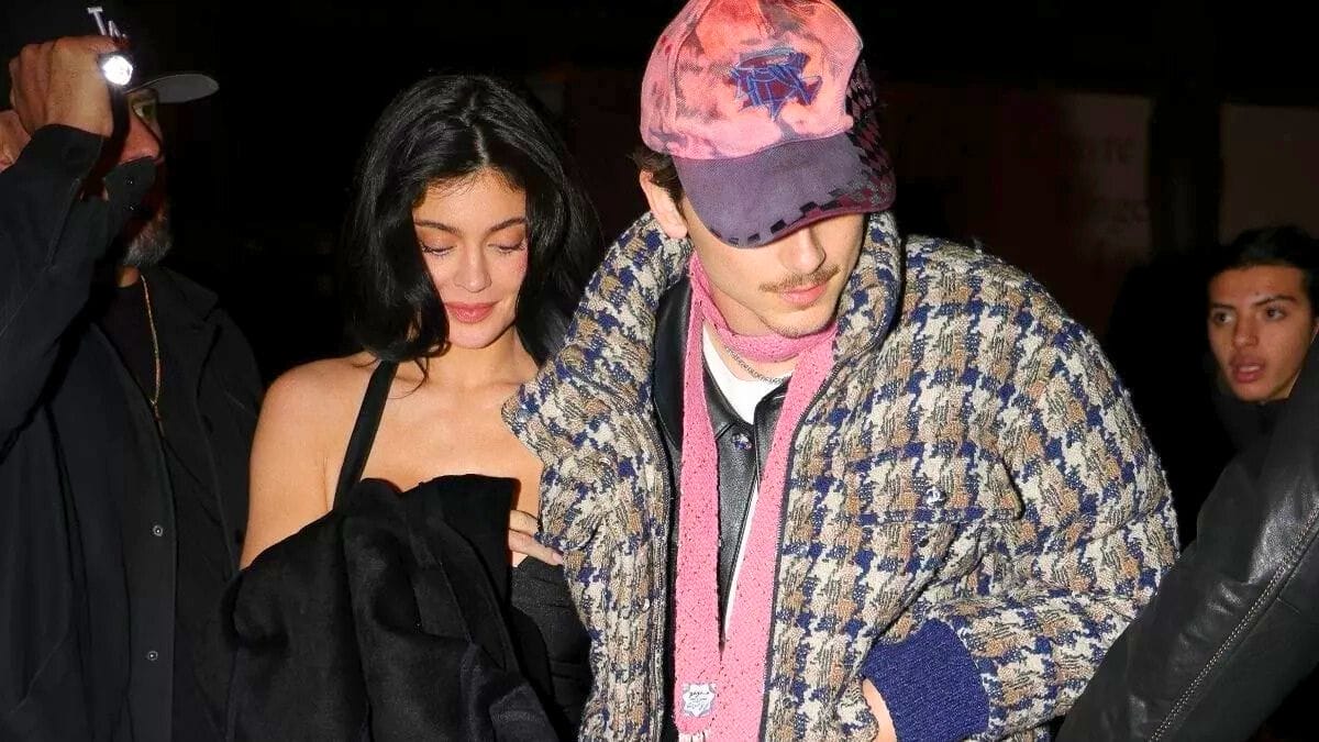 TIMOTHEE CHALAMET & KYLIE JENNER DIRAKAM BERPEGANGAN TANGAN DI KOTA CINTA