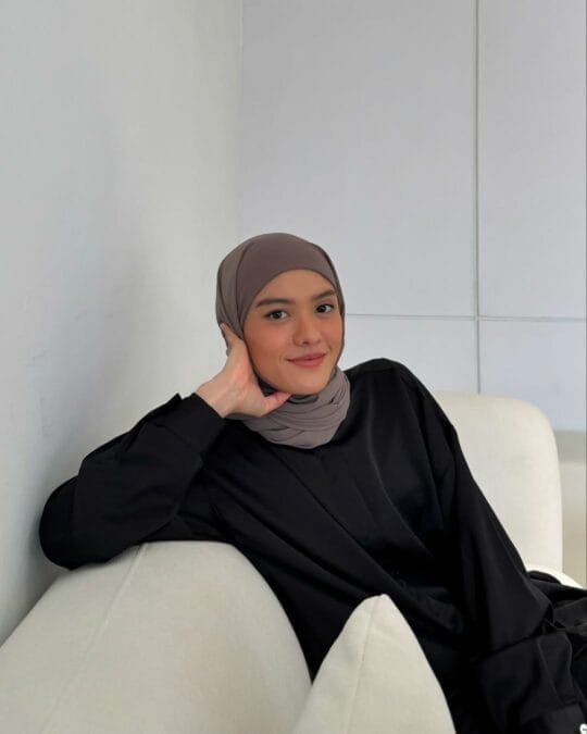 LAPAN ‘GIRL CRUSH’ GLAM LELAKI. YANG HANGAT DAN SEKSI.