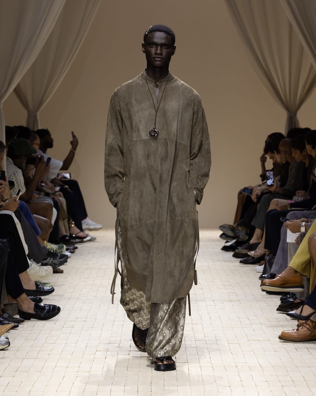 fesyen musim panas lelaki dari Emporio Armani