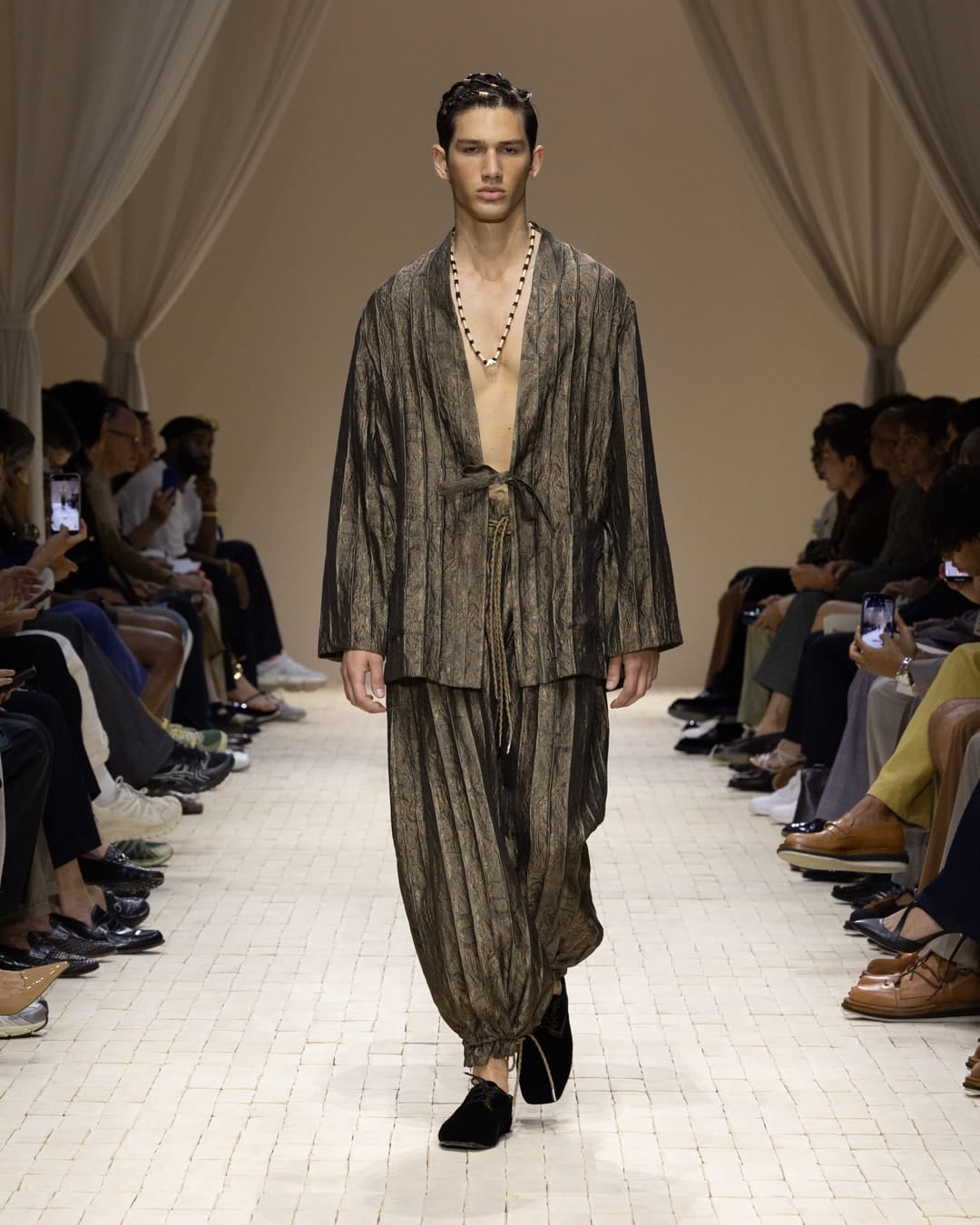 fesyen musim panas lelaki dari Emporio Armani