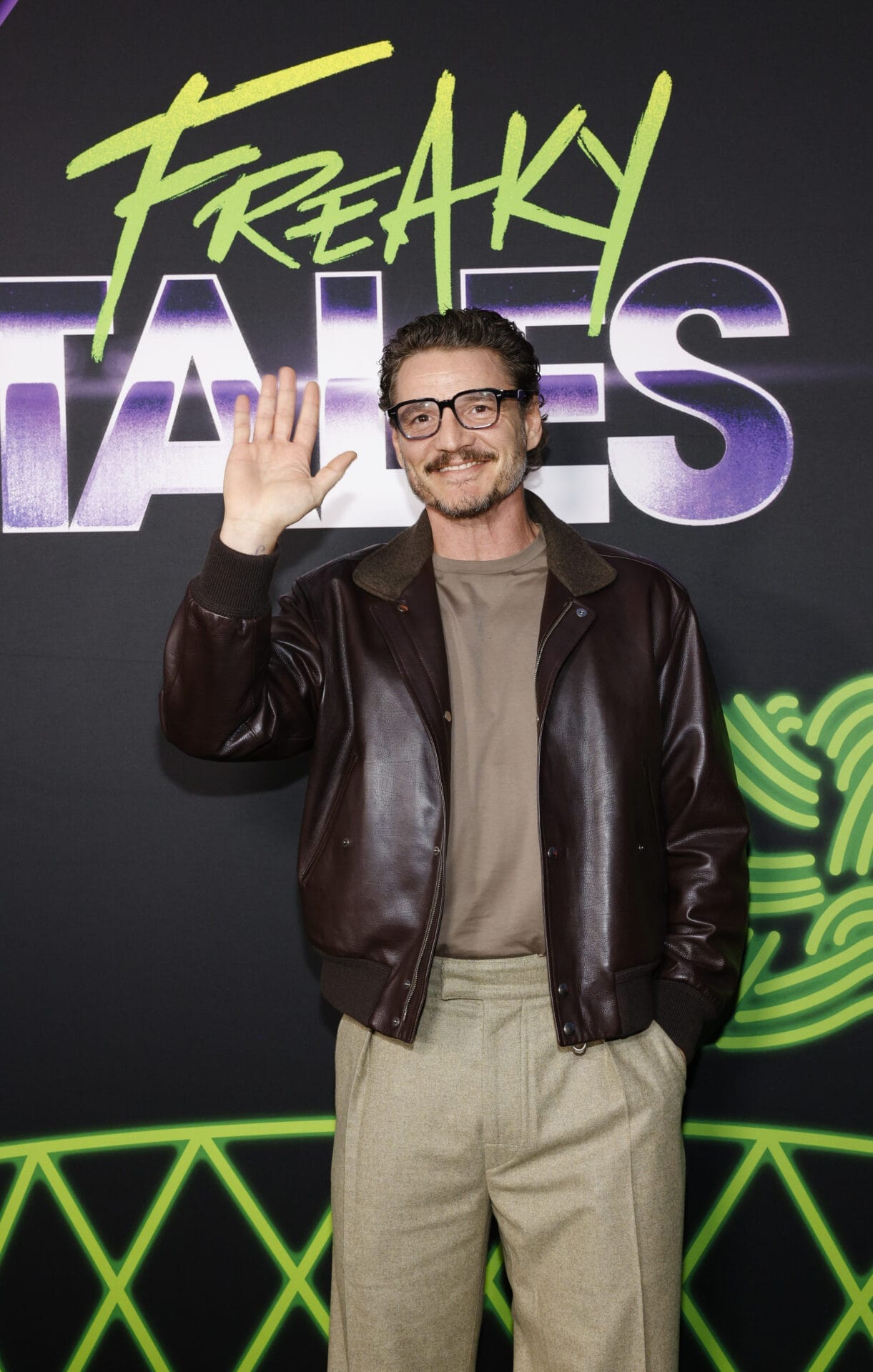 LIMA STAILPEDRO PASCAL PILIHAN GLAM LELAKI.